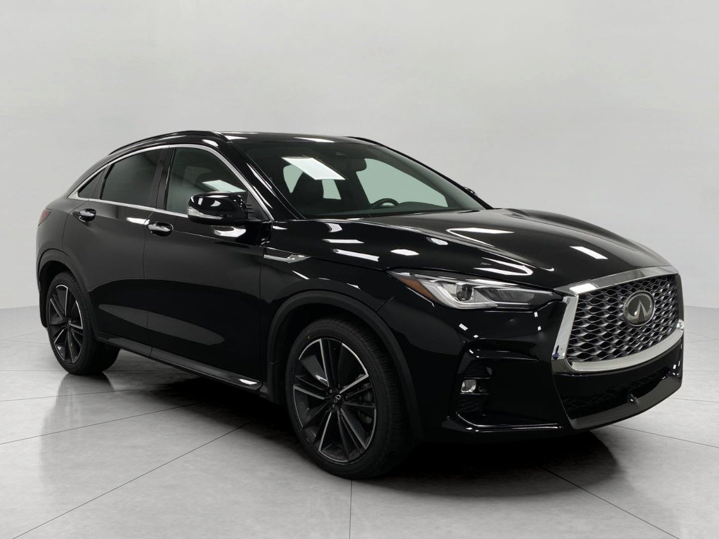 2023 INFINITI QX55 LUXE AWD in Black Obsidian — front three-quarter view