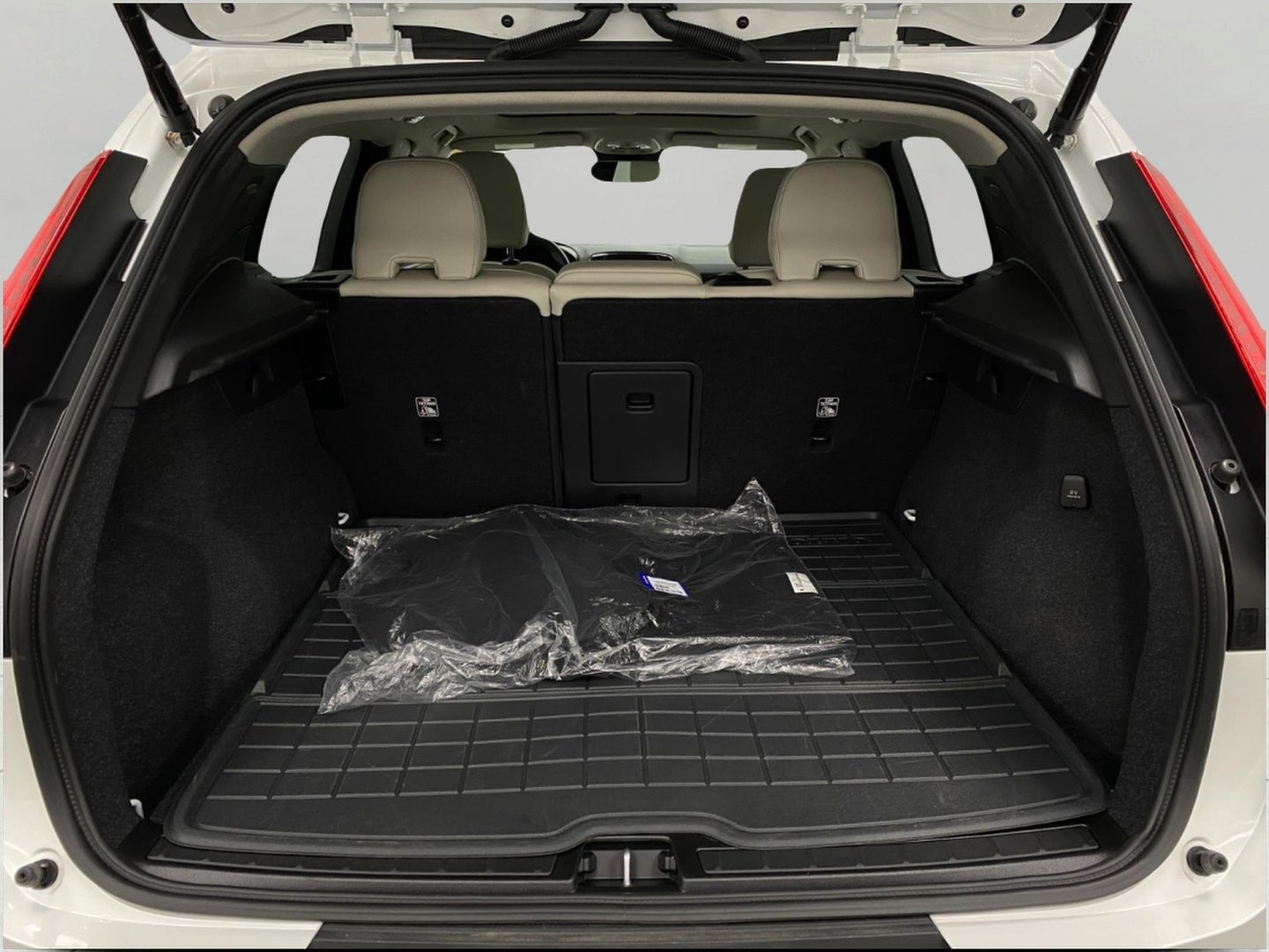2026 Volvo XC40 — detail view
